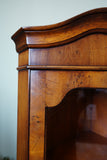 Antique Georgian Style Glazed Corner Cabinet in Figured burr Walnut – United Kingdom, Late 19th / Early 20th Century