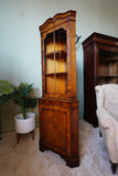 Antique Georgian Style Glazed Corner Cabinet in Figured burr Walnut – United Kingdom, Late 19th / Early 20th Century