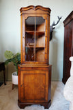 Antique Georgian Style Glazed Corner Cabinet in Figured burr Walnut – United Kingdom, Late 19th / Early 20th Century