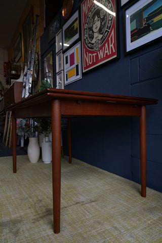Vintage Danish Mid-Century Teak Extending Dining Table – Timeless Scandinavian Elegance