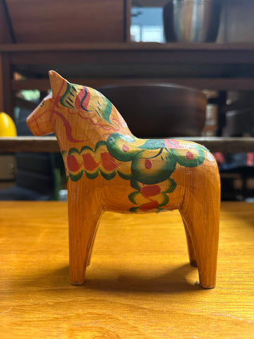 Nils Olsson Hand-Carved Dala Horse in Natural Pine – Nusnäs, Sweden, Late 20th Century