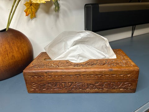 Antique Carved Oak Tissue Box – Floral Detail & Timeless Craftsmanship